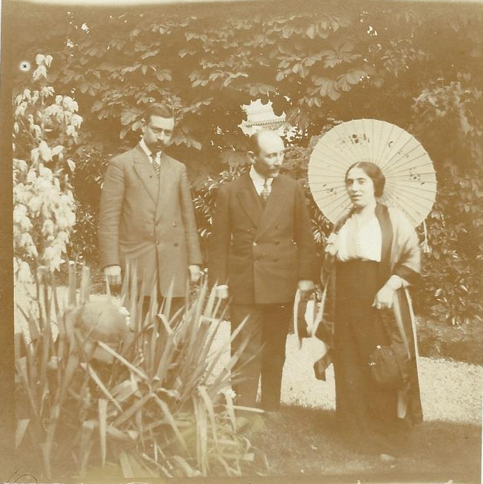 Mirza Jalal Shahid and Ruha Shahid (daughter of Abdul Baha)
Center: Hippolyte Dreyfus-Barney